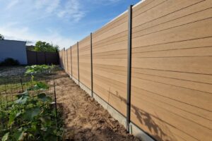 TG WPC Classic amandel met antraciete gleufpalen