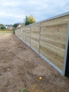 Grenen tand en groef planken met grijze aluminium gleufpalen en bovenligger