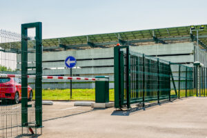 AW industriële schuifpoort met puntenkam gecombineerd met 3D panelen