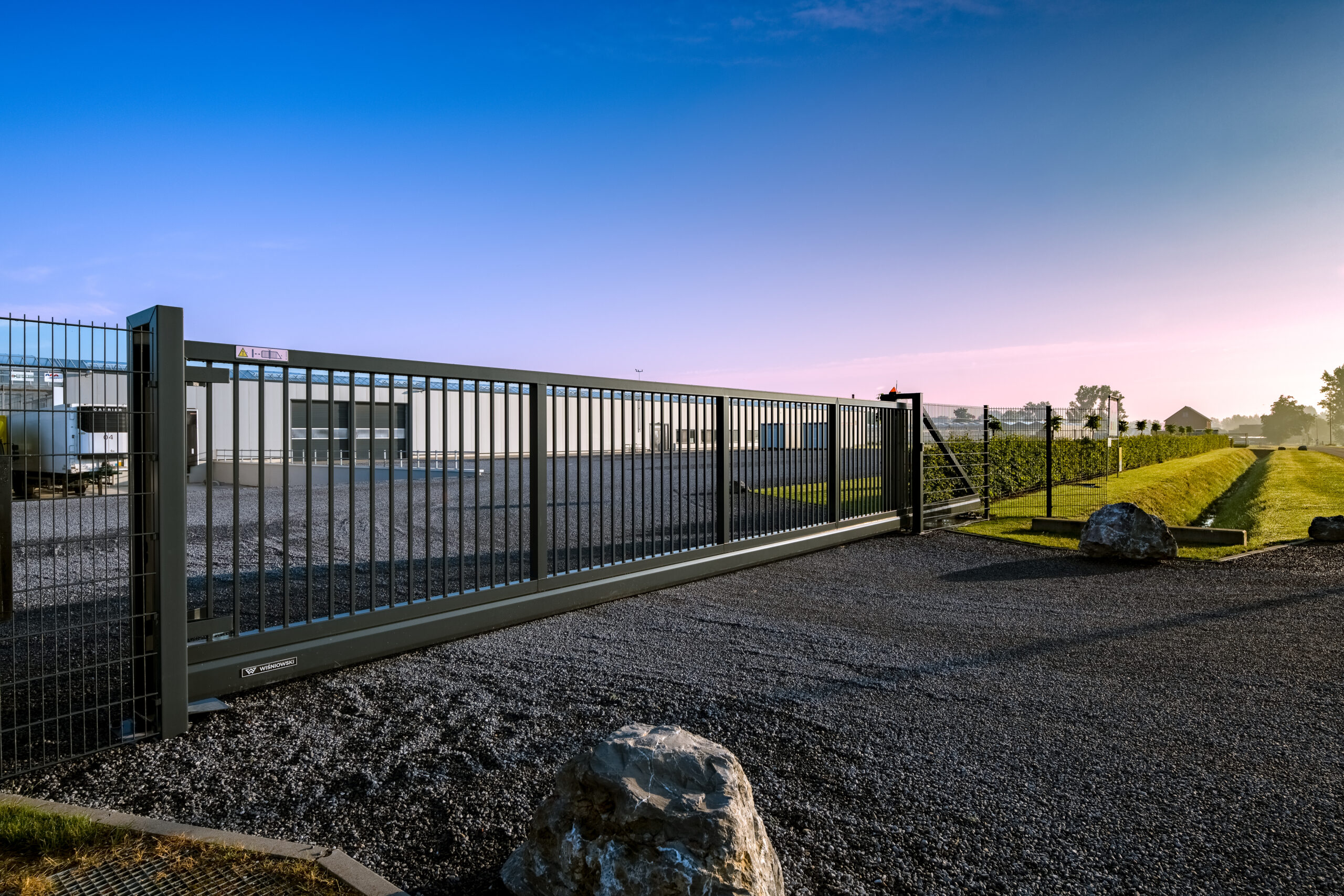 AW industriële schuifpoort gecombineerd met draadpanelen