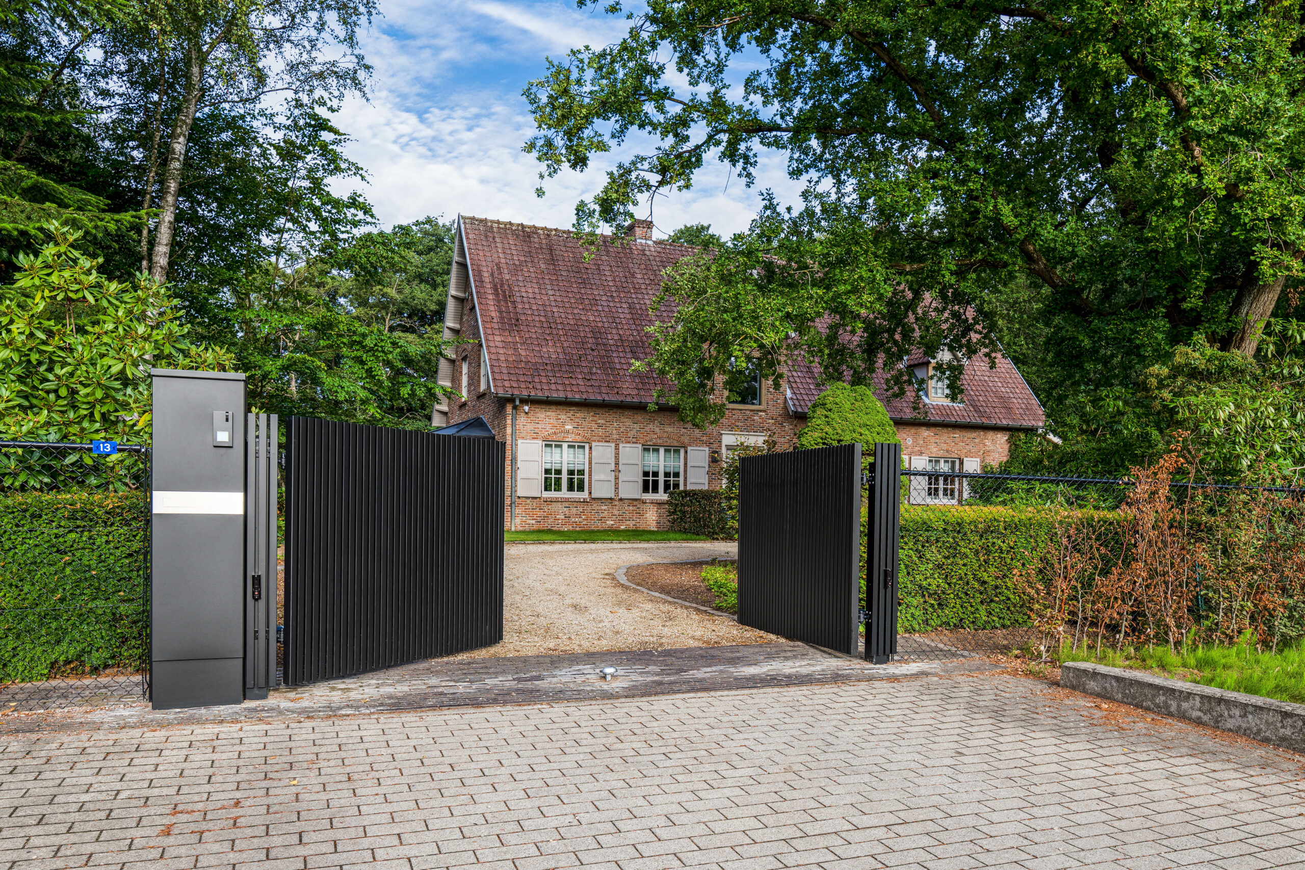 AW10.76 Draaipoort met brievenbusconsole en paalbekleding