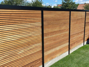 Triple tand en groef planken met aluminium gleufpalen en bovenligger