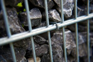 Schanskorf met vulling blauwgrijze breukkei