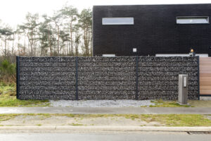 Steenhaag gecombineerd met AW schuifpoort met houtvulling