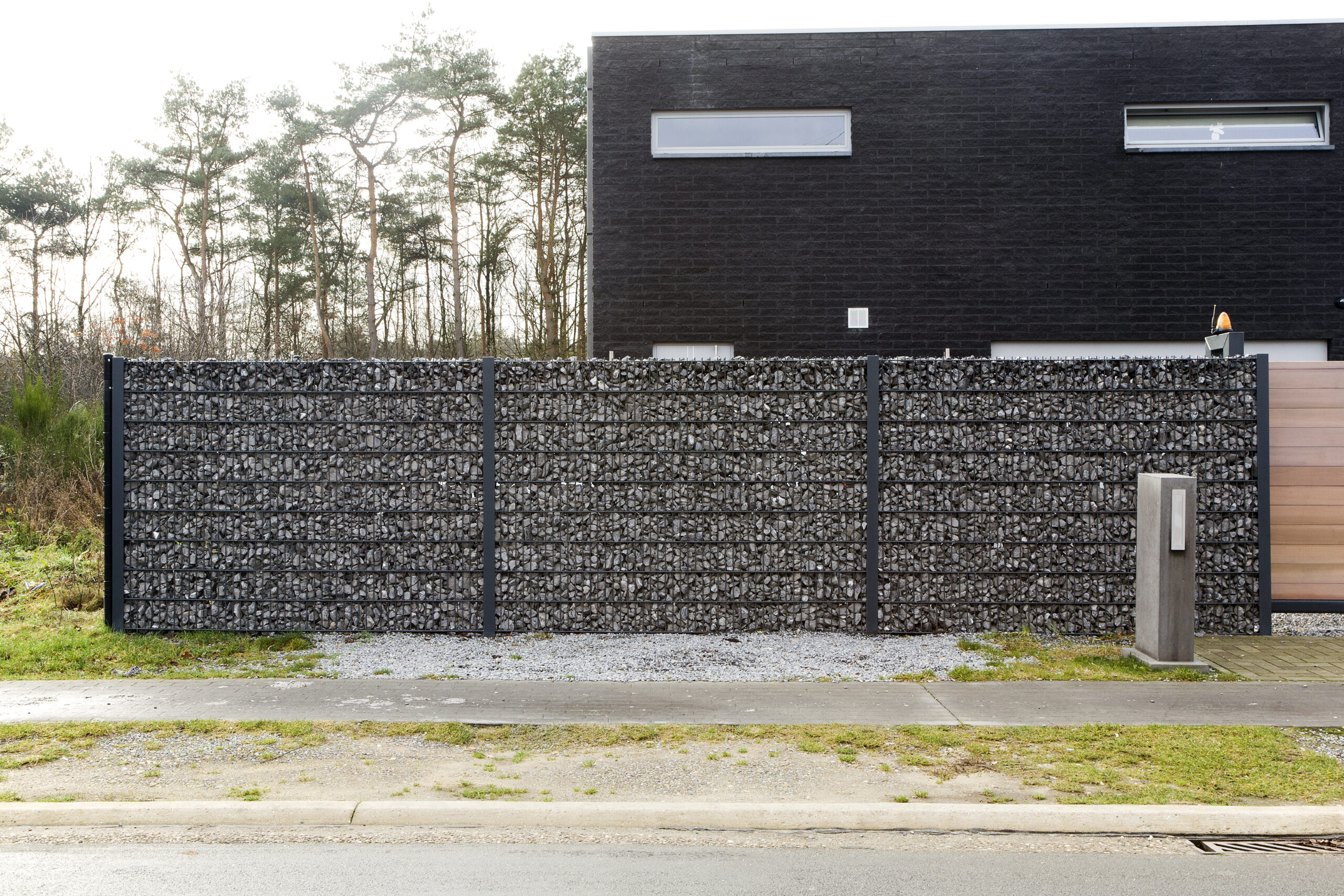 Steenhaag gecombineerd met AW schuifpoort met houtvulling