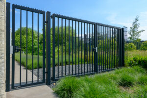 AW industriële draaipoort met enkel poortje