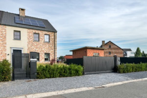 AW10.76 Schuifpoort, enkel poortje en brievenbus