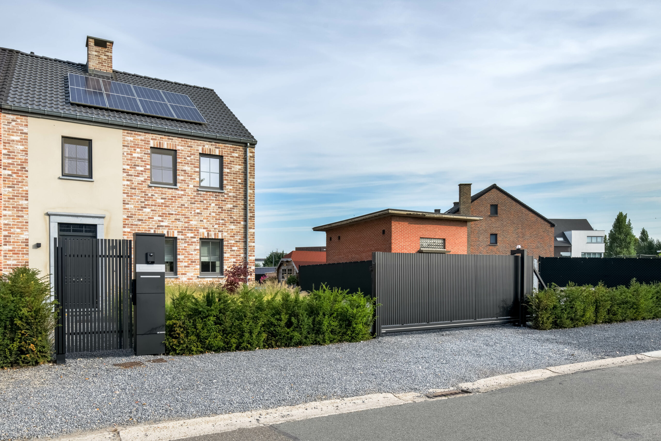 AW10.76 Schuifpoort, enkel poortje en brievenbus