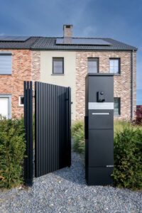 AW10.76 Enkel poortje met brievenbusconsole