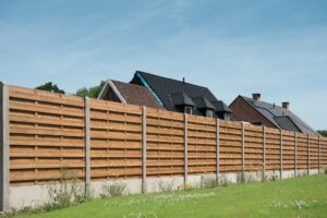 Grenen houten schermen met betonpalen