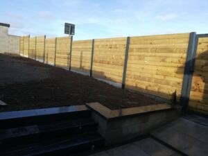 Grenen tand en groef planken met metalen palen