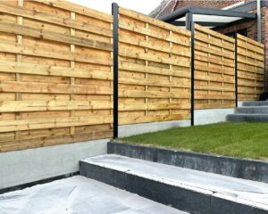 Grenen houten schermen met aluminium gleufpalen